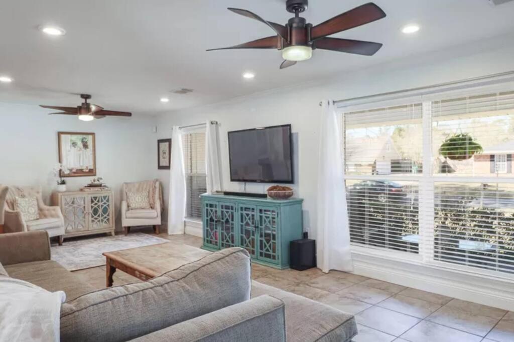 4/3 Home Centrally Located, Beach, Casino, Airport, Dining, Golfing, Shopping, Entertainment Gulfport Bagian luar foto