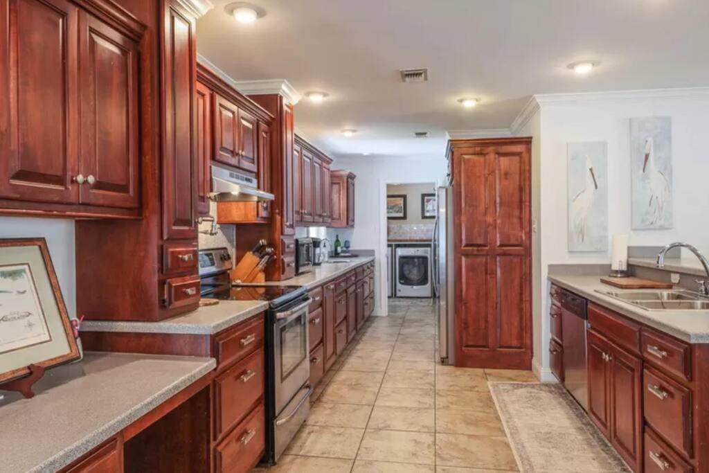 4/3 Home Centrally Located, Beach, Casino, Airport, Dining, Golfing, Shopping, Entertainment Gulfport Bagian luar foto